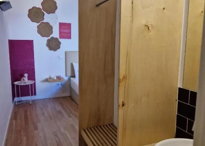 Pink Yellow アパート